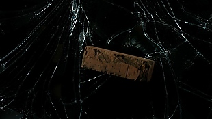 慢镜砖块砸向玻璃碎裂实拍高清视频素材