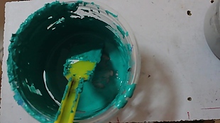 实拍绿色油漆桶视频