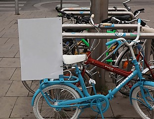 自行车上的海报样机