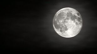 晚上在天空中的Moon
