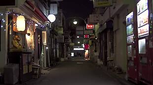 狭窄的日本小巷晚上