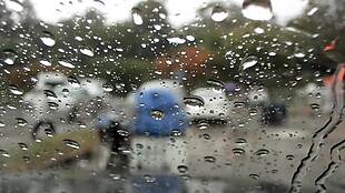 车窗上的雨水
