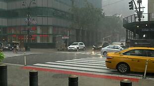 在恶劣的纽约天气里，人们在出租车里奔跑