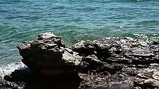 海浪冲击黑岩