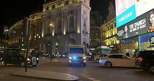救护车在皮卡迪利广场夜间超速
