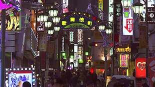 日本街上的霓虹灯