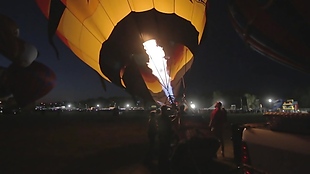 夜晚人物放热气球视频