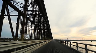 在桥上高速行驶拍摄视频
