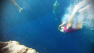 清澈的水里来回游动的男女实拍视频