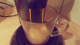 现磨咖啡慢慢流进咖啡杯里实拍视频素材