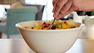 用勺子搅拌水果沙拉动态实拍视频素材