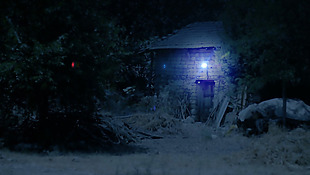 夜晚郊外亮着灯的小屋实拍视频
