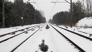 冬天大雪纷纷落在火车道上视频实拍素材