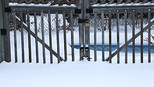 冬季下雪天雪地里锁着的大门实拍视频