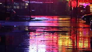 雨夜城市湿润地面光影实拍视频素材