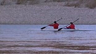 河水里两人划船前进的视频实拍素材