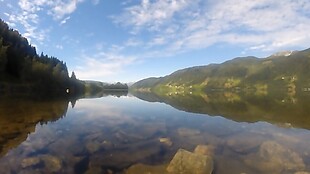 清澈的湖面上云彩快速飘过视频实拍素材