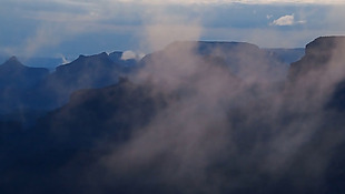 山顶云雾缭绕动态实拍视频素材