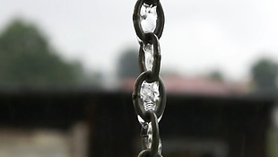 快速划过铁链的雨水实拍视频素材