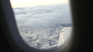 从飞机窗户里看到的云层风景实拍视频