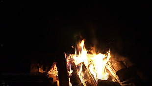 黑夜里热烈燃烧的火柴堆实拍视频