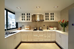 现代简欧风格厨房白色柜子装修效果图