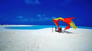 HDR摄影高清蓝天沙滩躺椅贴图