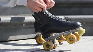 实拍人物滑冰鞋训练视频