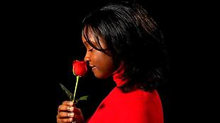 女子收到玫瑰动作表情高清视频素材
