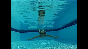 年轻女子游泳高清实拍视频素材