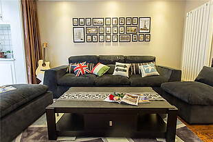 现代简约客厅照片墙沙发茶几装修效果图