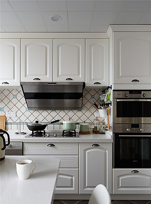 现代简欧风格厨房整体橱柜装修效果图