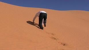 实拍沙漠里艰难行走的人视频素材