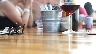 实拍饭桌上微微晃动的红酒杯视频素材