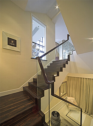 欧式客厅走廊深色楼梯室内装修效果图