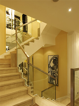 欧式室内黄色墙壁楼梯间装修效果图