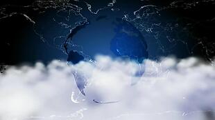 大气云层飞机航行地球旋转