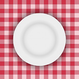 野餐台布上的白色盘子