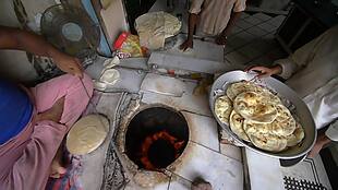 烹饪印度街头食品的人