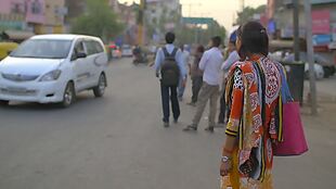 身着传统服装的印度妇女站在路边。