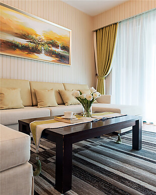 现代温馨客厅粉色条纹背景墙室内装修效果图