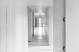现代时尚客厅走廊木板白色背景墙室内装修图