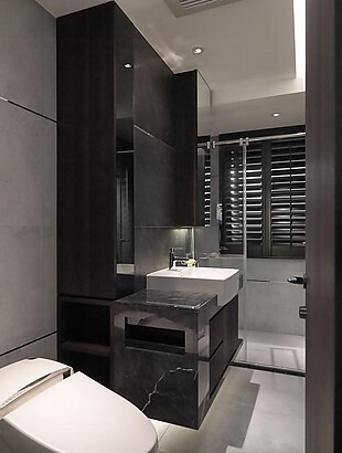 现代时尚浴室黑色木制柜子室内装修效果图