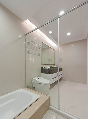 现代浴室玻璃隔断室内装修效果图