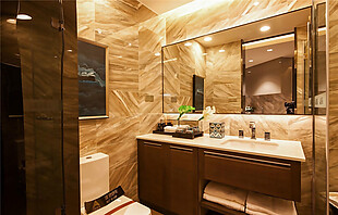 现代奢华卫生间金褐色背景墙室内装修效果图