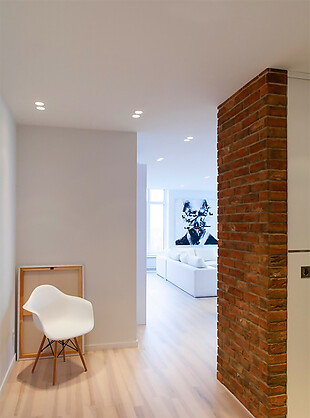 现代清新客厅走廊白色椅子室内装修效果图