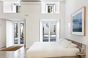 现代极简卧室白色床品室内装修效果图