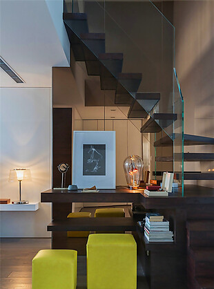 现代轻奢复式客厅亮黄色凳子室内装修效果图
