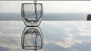 实拍倒满水的玻璃杯视频素材