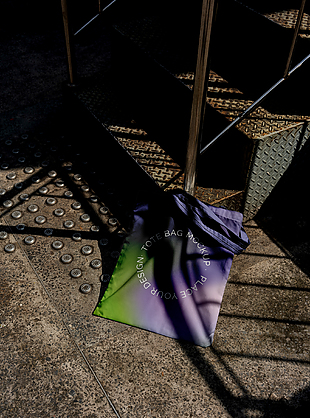 户外紫色购物袋智能贴图样机模板设计